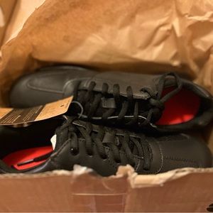 Woman’s no slip black work shoes! Perfect for kitchen, food industry type work